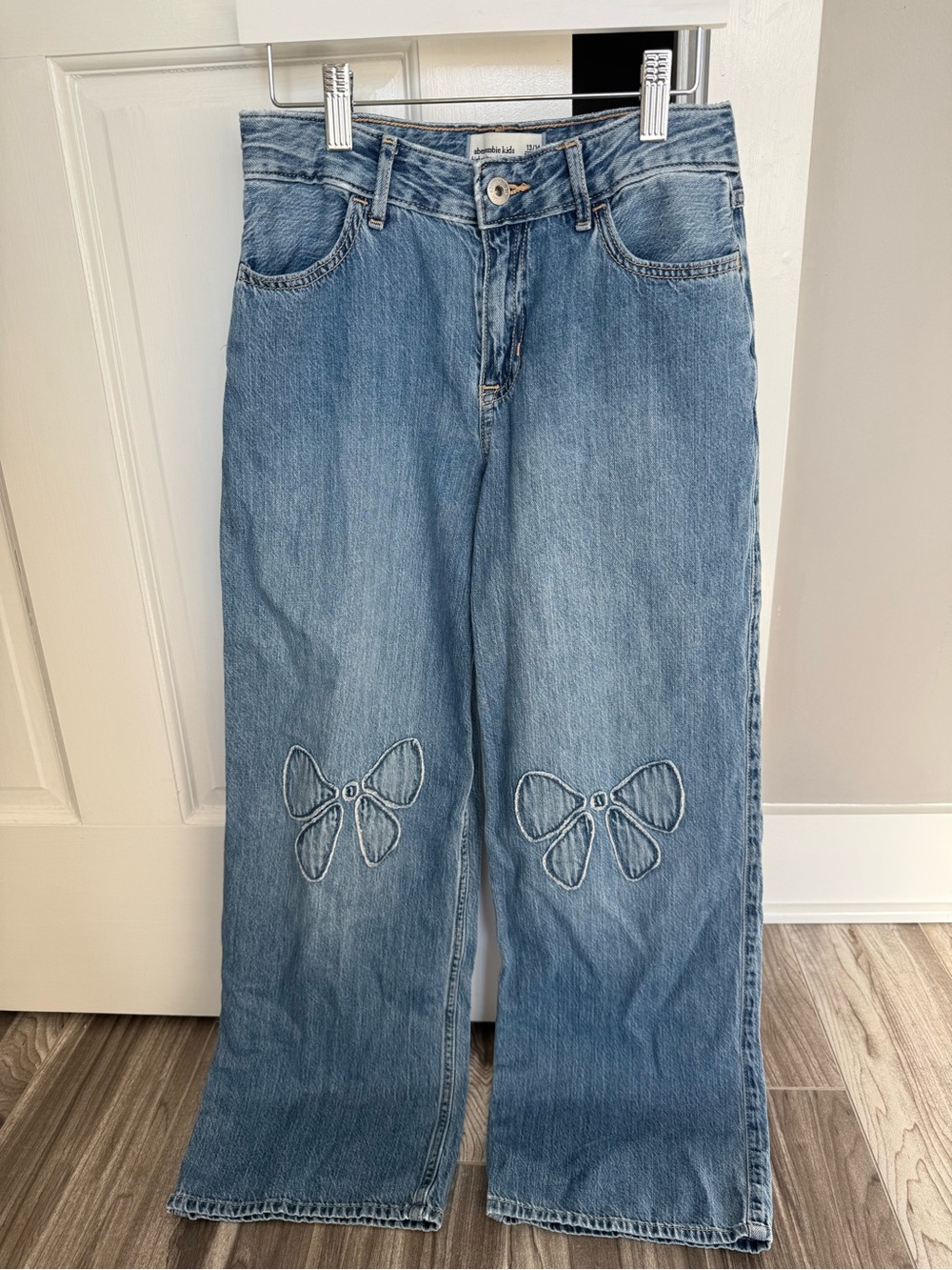 Abercrombie & Fitch Wide-Leg Jeans with Bow Embroidery